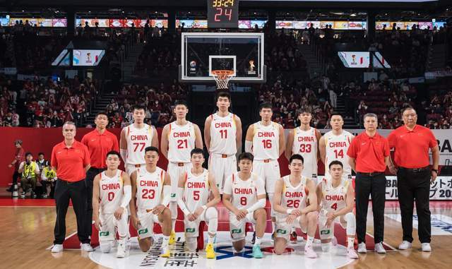 开云赛事平台-FIBA认错，果断换人，3裁判出炉，助裁曾执法CBA，中国男篮或受益